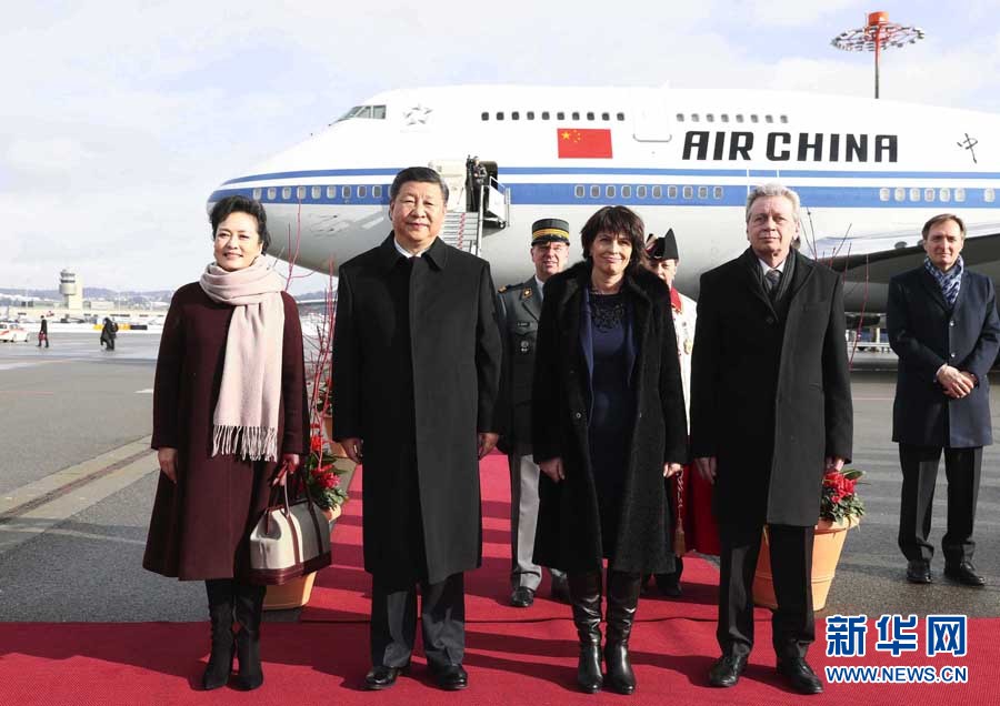 1月15日，國家主席習近平乘專機抵達蘇黎世，開始對瑞士聯(lián)邦進行國事訪問。這是瑞士聯(lián)邦主席洛伊特哈德在機場為習近平和夫人彭麗媛舉行隆重歡迎儀式。 新華社記者 蘭紅光 攝