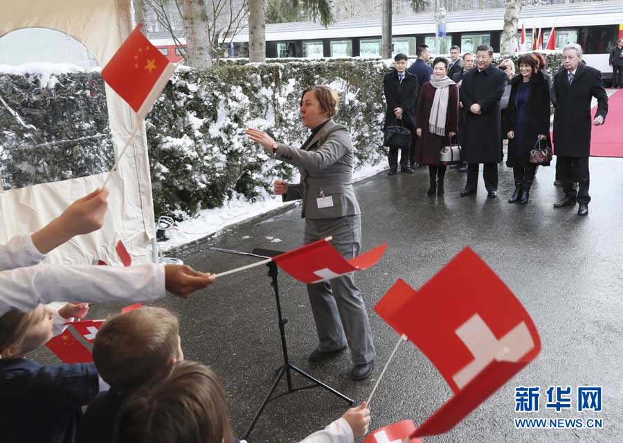 這是習(xí)近平和夫人彭麗媛在伯爾尼克爾薩茨火車站觀看瑞士童聲合唱團(tuán)表演。 新華社記者 蘭紅光 攝