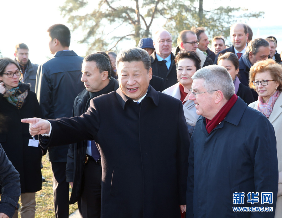 1月18日，國家主席習(xí)近平在瑞士洛桑國際奧林匹克博物館會見國際奧林匹克委員會主席巴赫。這是會見后，習(xí)近平和夫人彭麗媛在巴赫主席夫婦陪同下，參觀國際奧林匹克博物館。新華社記者 姚大偉 攝