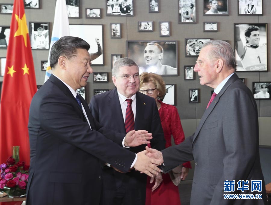 1月18日，國家主席習(xí)近平在瑞士洛桑國際奧林匹克博物館會見國際奧林匹克委員會主席巴赫。這是會見后，習(xí)近平與國際奧委會名譽(yù)主席羅格交談。新華社記者 蘭紅光 攝