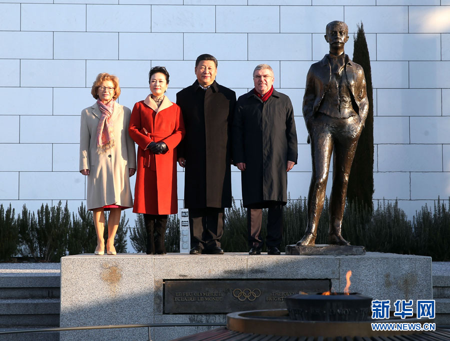 1月18日，國家主席習(xí)近平在瑞士洛桑國際奧林匹克博物館會見國際奧林匹克委員會主席巴赫。這是習(xí)近平和夫人彭麗媛與巴赫夫婦在現(xiàn)代奧林匹克運(yùn)動發(fā)起人顧拜旦雕像前合影。新華社記者 姚大偉 攝