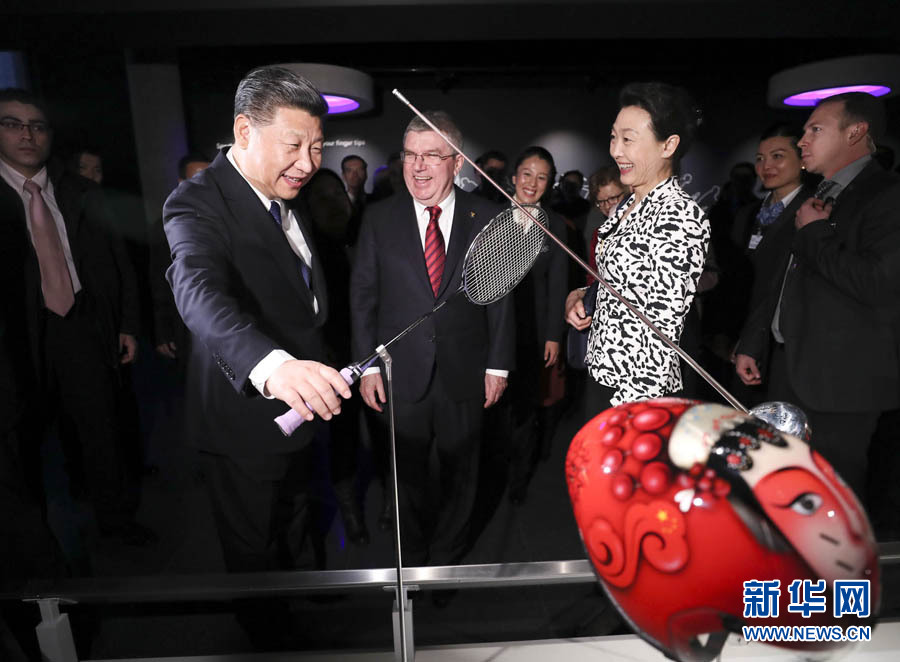 1月18日，國家主席習(xí)近平在瑞士洛桑國際奧林匹克博物館會見國際奧林匹克委員會主席巴赫。這是習(xí)近平在巴赫陪同下，參觀羽毛球世界冠軍李玲蔚用過的球拍。新華社記者 蘭紅光 攝