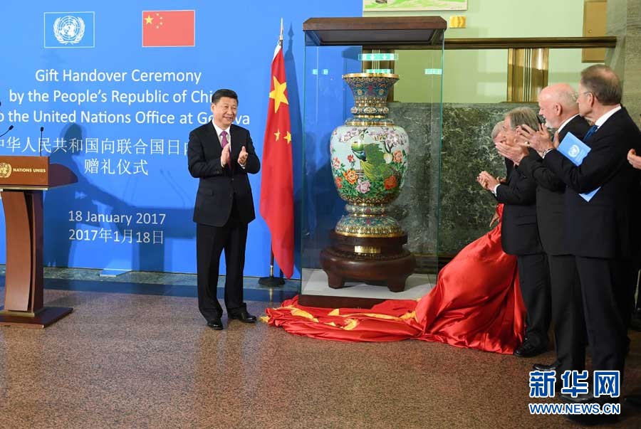 1月18日，國家主席習(xí)近平在瑞士日內(nèi)瓦萬國宮出席“共商共筑人類命運(yùn)共同體”高級別會議，并發(fā)表題為《共同構(gòu)建人類命運(yùn)共同體》的主旨演講。這是會議結(jié)束后，習(xí)近平出席中國向聯(lián)合國日內(nèi)瓦總部贈禮儀式。新華社記者 張鐸 攝