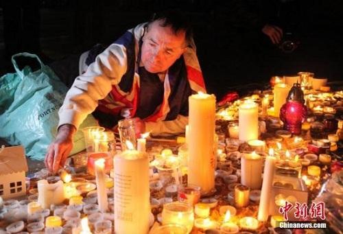 3月23日晚，倫敦民眾在市中心的特拉法加廣場舉行燭光集會，悼念此前一天發(fā)生在英國議會大廈附近的恐怖襲擊事件遇難者。 <a target='_blank' ><p  align=