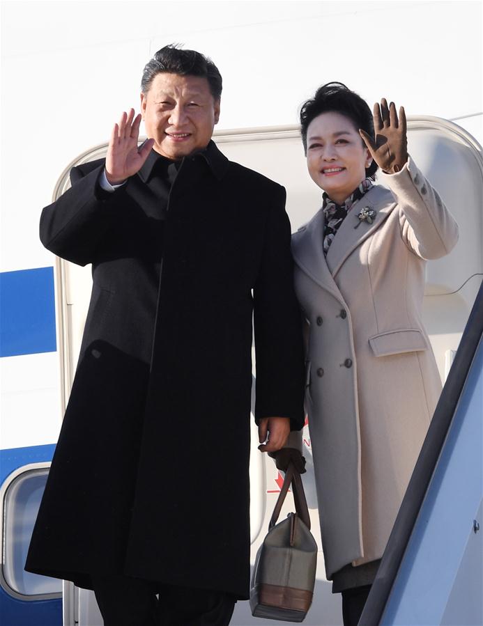 4月4日，國家主席習(xí)近平乘專機抵達(dá)赫爾辛基，開始對芬蘭共和國進(jìn)行國事訪問。這是習(xí)近平和夫人彭麗媛步出艙門。 新華社記者 饒愛民 攝 