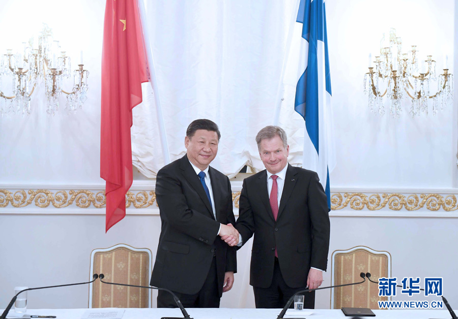 4月5日，國(guó)家主席習(xí)近平在赫爾辛基同芬蘭總統(tǒng)尼尼斯托舉行會(huì)談。這是會(huì)談后，兩國(guó)元首共同會(huì)見(jiàn)記者。 新華社記者 張鐸 攝 