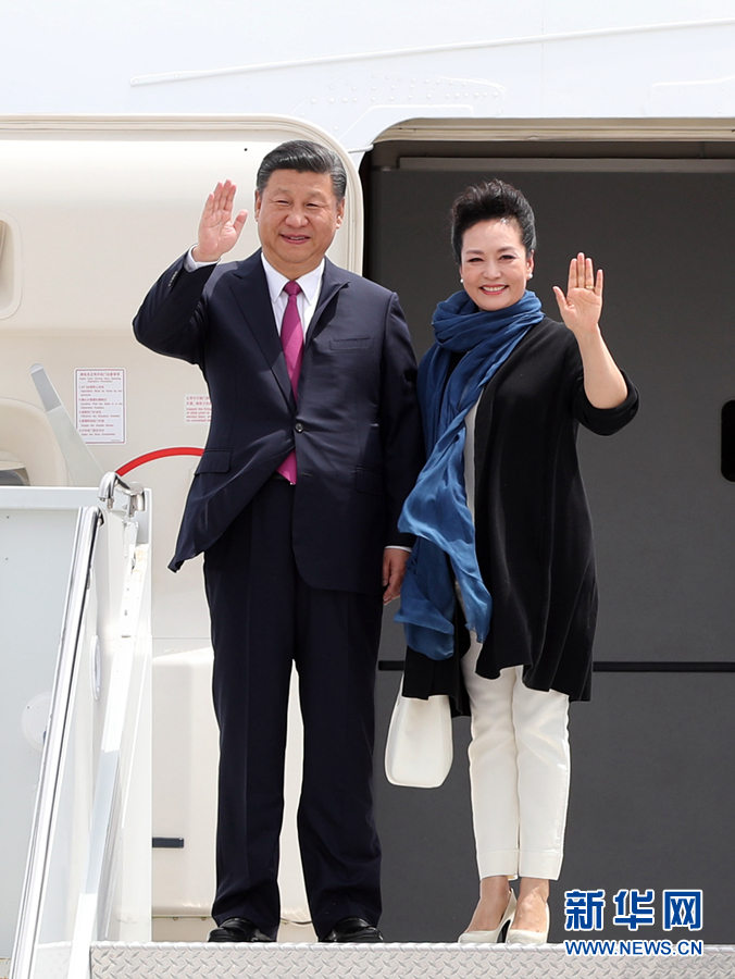 4月6日，國家主席習近平乘專機抵達美國佛羅里達州，將在海湖莊園同美國總統(tǒng)特朗普舉行中美元首會晤。這是習近平和夫人彭麗媛步出機艙。新華社記者 劉衛(wèi)兵 攝 