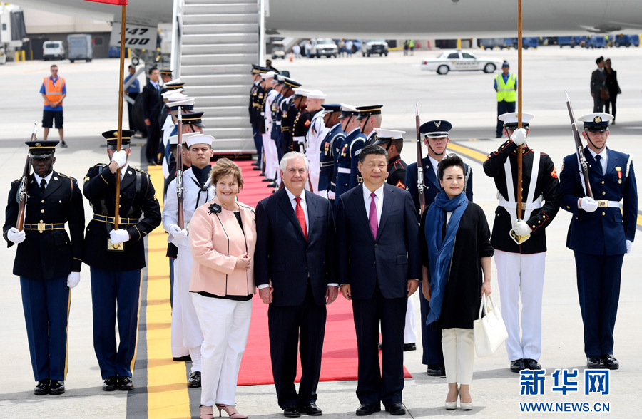 4月6日，國家主席習近平乘專機抵達美國佛羅里達州，將在海湖莊園同美國總統(tǒng)特朗普舉行中美元首會晤。習近平和夫人彭麗媛受到美國國務卿蒂勒森夫婦等熱情迎接。新華社記者 吳曉凌 攝