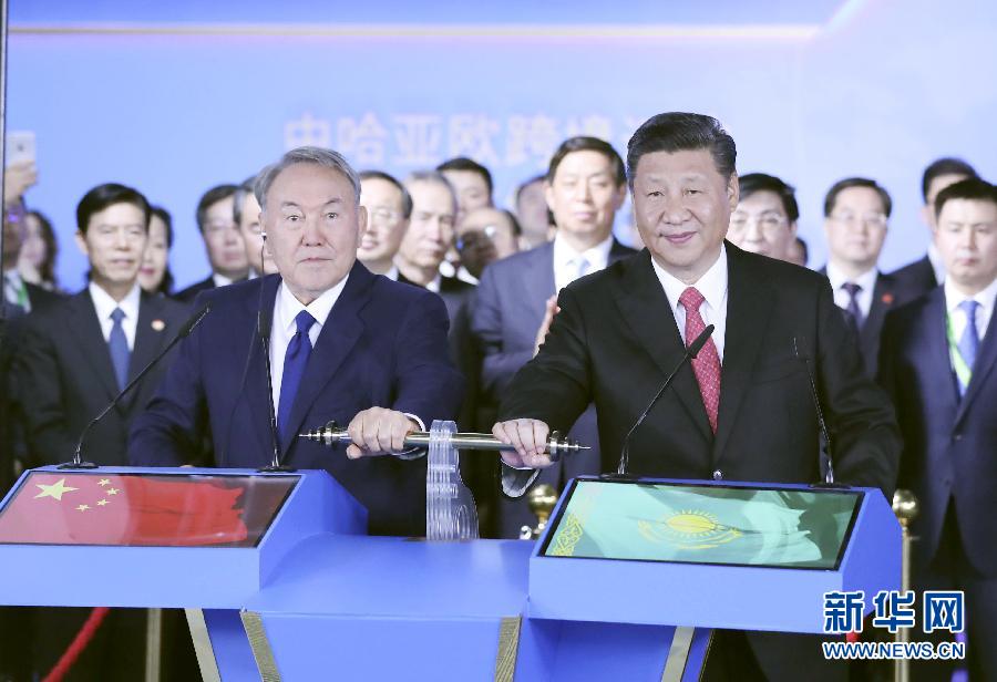 6月8日，正在哈薩克斯坦訪問(wèn)的國(guó)家主席習(xí)近平在哈薩克斯坦總統(tǒng)納扎爾巴耶夫陪同下，參觀阿斯塔納專項(xiàng)世博會(huì)中國(guó)國(guó)家館，并共同出席中哈亞歐跨境運(yùn)輸視頻連線儀式。這是在中國(guó)國(guó)家館舉行的中哈亞歐跨境運(yùn)輸視頻連線儀式上，兩國(guó)元首共同推動(dòng)操控桿，視頻顯示中哈連云港物流合作基地和“霍爾果斯－東大門”經(jīng)濟(jì)特區(qū)無(wú)水港兩個(gè)分會(huì)場(chǎng)四列火車?guó)Q笛開(kāi)行。新華社記者 丁林 攝