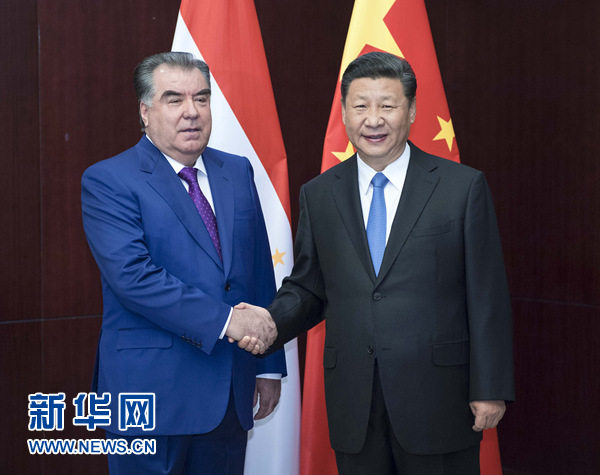6月9日，國家主席習(xí)近平在阿斯塔納會見塔吉克斯坦總統(tǒng)拉赫蒙。新華社記者 李濤 攝