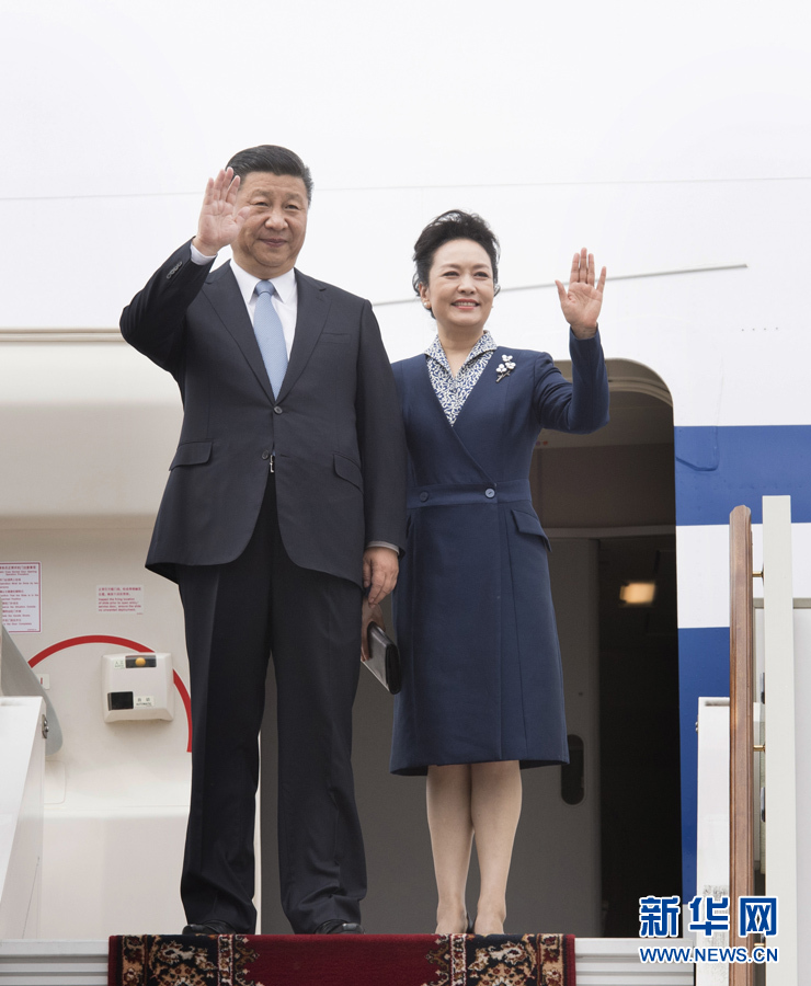 7月3日，國家主席習(xí)近平乘專機(jī)抵達(dá)莫斯科，開始對俄羅斯聯(lián)邦進(jìn)行國事訪問。這是習(xí)近平和夫人彭麗媛步出艙門。 新華社記者 李學(xué)仁 攝