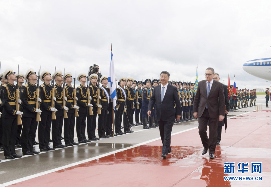 7月3日，國家主席習(xí)近平乘專機(jī)抵達(dá)莫斯科，開始對俄羅斯聯(lián)邦進(jìn)行國事訪問。這是習(xí)近平出席機(jī)場歡迎儀式。 新華社記者 李學(xué)仁 攝