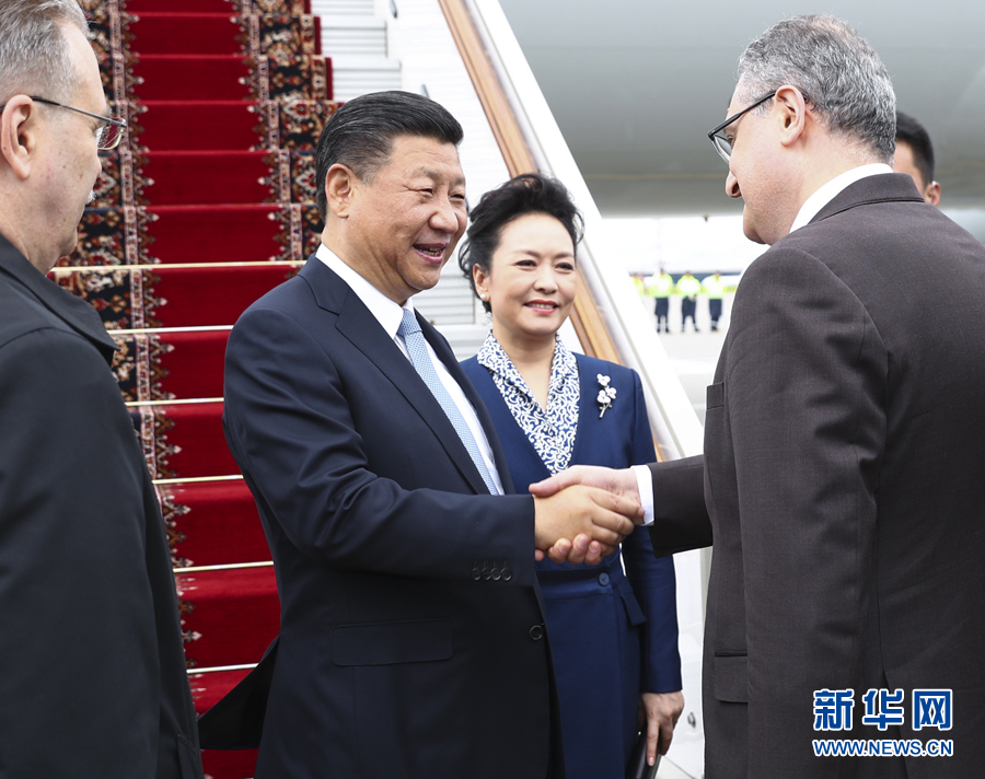 7月3日，國家主席習(xí)近平乘專機(jī)抵達(dá)莫斯科，開始對俄羅斯聯(lián)邦進(jìn)行國事訪問。這是習(xí)近平和夫人彭麗媛受到俄羅斯政府高級官員熱情迎接。新華社記者 謝環(huán)馳 攝 