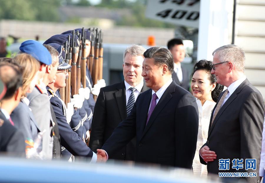 7月4日，國家主席習(xí)近平乘專機(jī)抵達(dá)柏林，開始對德意志聯(lián)邦共和國進(jìn)行國事訪問。德國政府高級(jí)官員在舷梯旁迎接習(xí)近平和夫人彭麗媛。新華社記者 姚大偉 攝