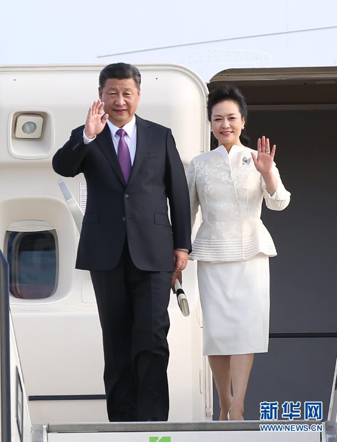 7月4日，國家主席習(xí)近平乘專機(jī)抵達(dá)柏林，開始對德意志聯(lián)邦共和國進(jìn)行國事訪問。這是習(xí)近平和夫人彭麗媛步出艙門。 新華社記者 姚大偉 攝