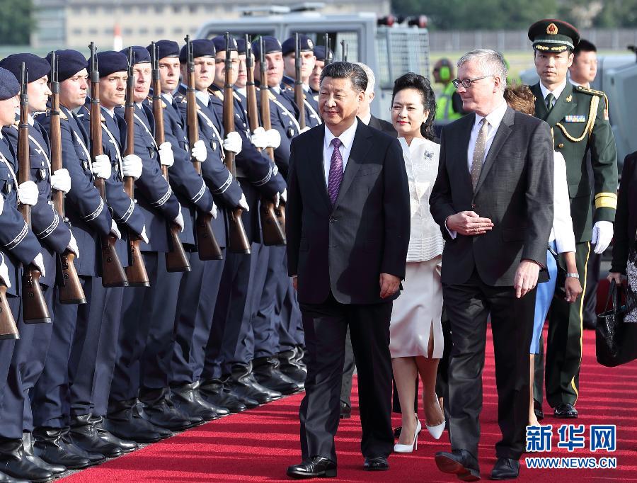 7月4日，國家主席習(xí)近平乘專機(jī)抵達(dá)柏林，開始對德意志聯(lián)邦共和國進(jìn)行國事訪問。德國政府高級(jí)官員在舷梯旁迎接習(xí)近平和夫人彭麗媛。新華社記者 王曄 攝
