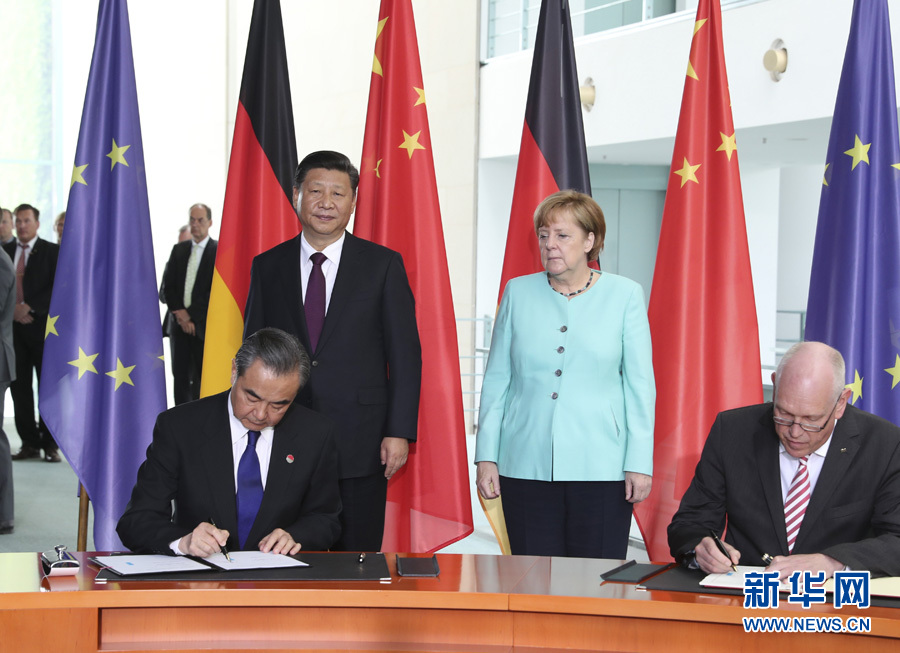 7月5日，國家主席習(xí)近平在柏林同德國總理默克爾舉行會(huì)談。會(huì)談后，兩國領(lǐng)導(dǎo)人共同見證了航天、智能制造、工業(yè)互聯(lián)網(wǎng)、數(shù)字化、第三方市場(chǎng)、大熊貓合作研究等領(lǐng)域多項(xiàng)雙邊合作文件的簽署。新華社記者馬占成攝