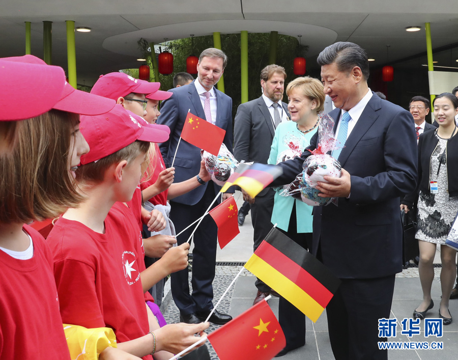 7月5日，國(guó)家主席習(xí)近平同德國(guó)總理默克爾共同出席柏林動(dòng)物園大熊貓館開館儀式。這是習(xí)近平向現(xiàn)場(chǎng)的孩子們贈(zèng)送大熊貓毛絨玩具。 新華社記者謝環(huán)馳 攝