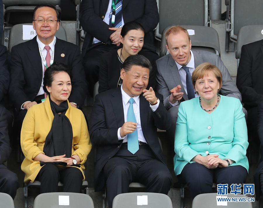 7月5日，國家主席習(xí)近平在柏林同德國總理默克爾共同觀看中德青少年足球友誼賽。這是習(xí)近平和夫人彭麗媛同默克爾在看臺上。 新華社記者 王曄攝