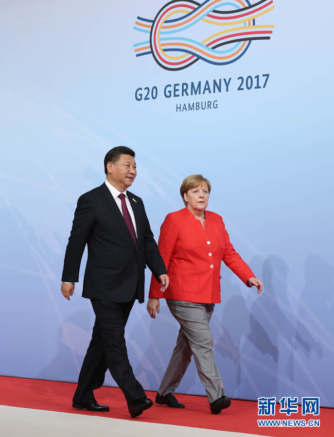 7月7日，二十國集團領導人第十二次峰會在德國漢堡舉行。國家主席習近平出席并發(fā)表題為《堅持開放包容　推動聯(lián)動增長》的重要講話。這是峰會開始前，習近平受到德國總理默克爾迎接。新華社記者 劉衛(wèi)兵 攝 