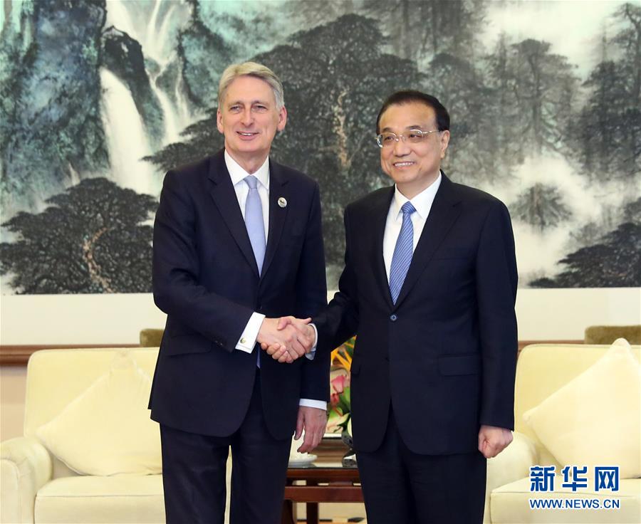 （時(shí)政）李克強(qiáng)會(huì)見(jiàn)英國(guó)首相特別代表、財(cái)政大臣哈蒙德