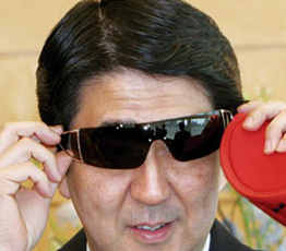 2015，安倍會繼續(xù)"暴走"嗎？