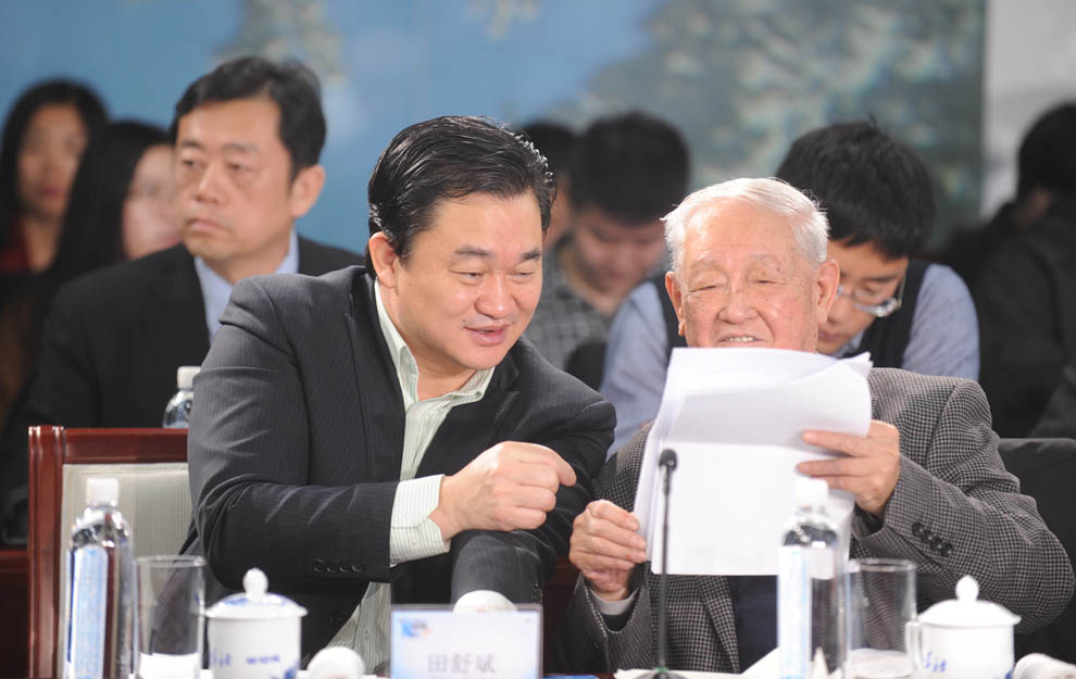 新華網(wǎng)董事長、總裁田舒斌與軍事科學(xué)院原副院長糜振玉在現(xiàn)場交流