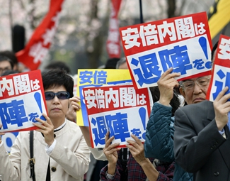 麻煩重重 安倍難逃“森友劫”？