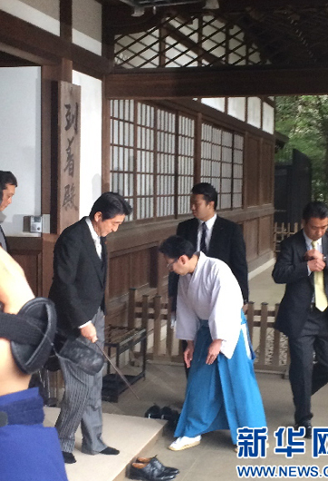 安倍為何不顧?quán)彿磳?，?zhí)意參拜？